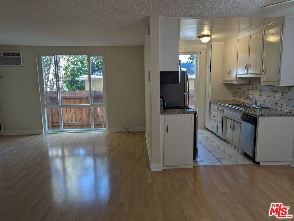 Property Photo:  633 N Sweetzer Ave  CA 90048 