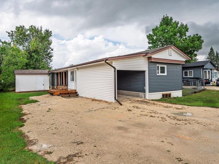 Property Photo:  38 Cedar Crescent  MB R1C 0G5 
