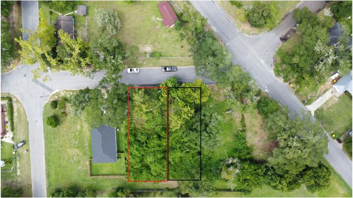 Property Photo: 625 W Walnut Avenue FL 32536