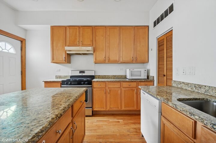 Property Photo: 2336 W Taylor Street 2 IL 60612
