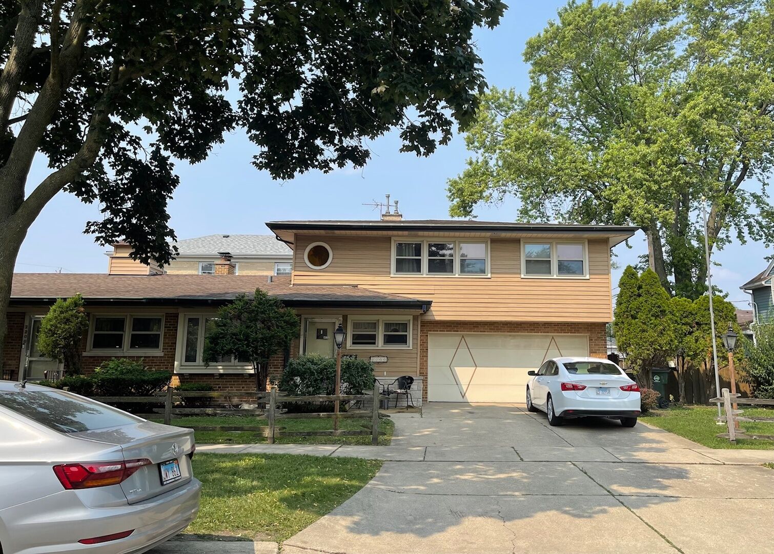 Property Photo: 2200 W Oakton Street 2 IL 60068