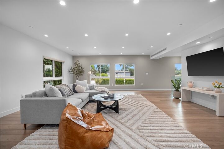 Property Photo:  14157 Tiara Street 101  CA 91401 