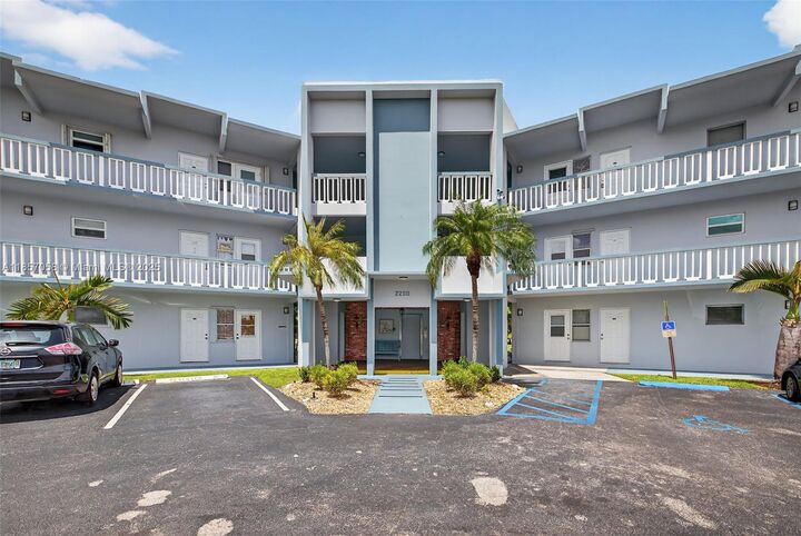 Property Photo: 2200 Park Ln 205 FL 33021