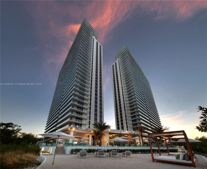 16385 Biscayne Blvd 2806  North Miami Beach FL 33160 photo