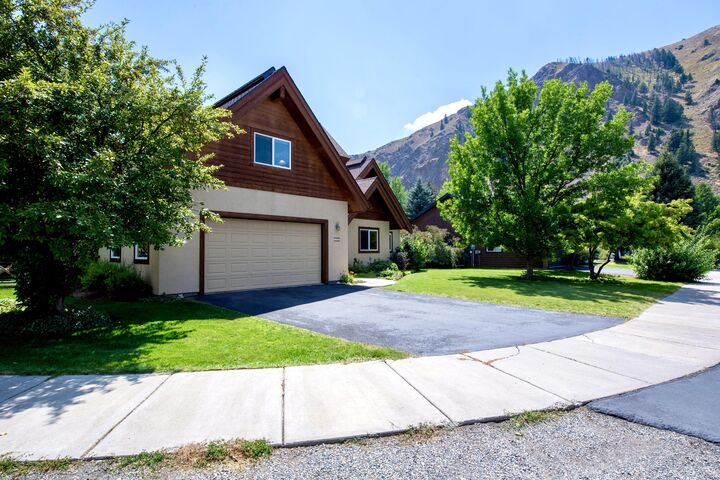 Property Photo: 731 Northstar Dr ID 83333