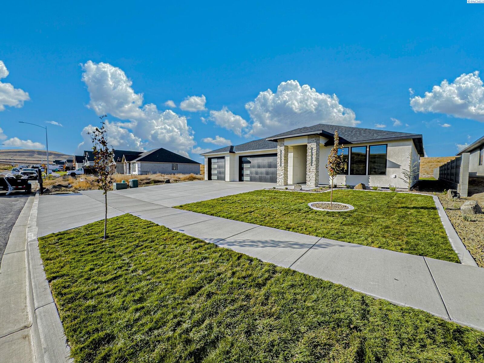 Property Photo:  2839 Savanna Ave  WA 99352 