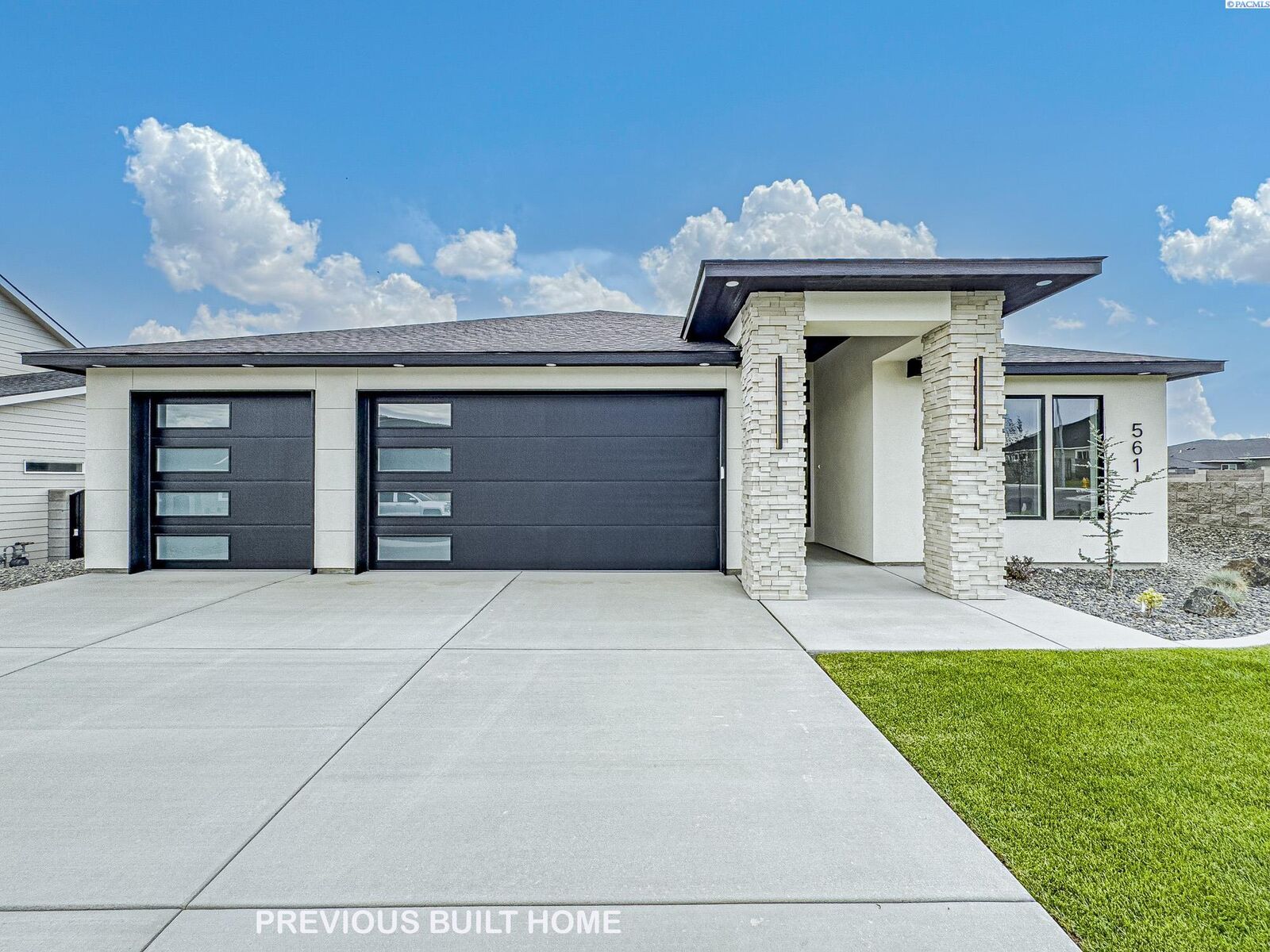 Property Photo:  2839 Savanna Ave  WA 99352 