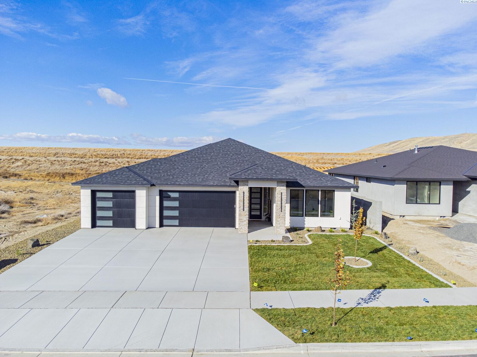 Property Photo: 2839 Savanna Ave WA 99352