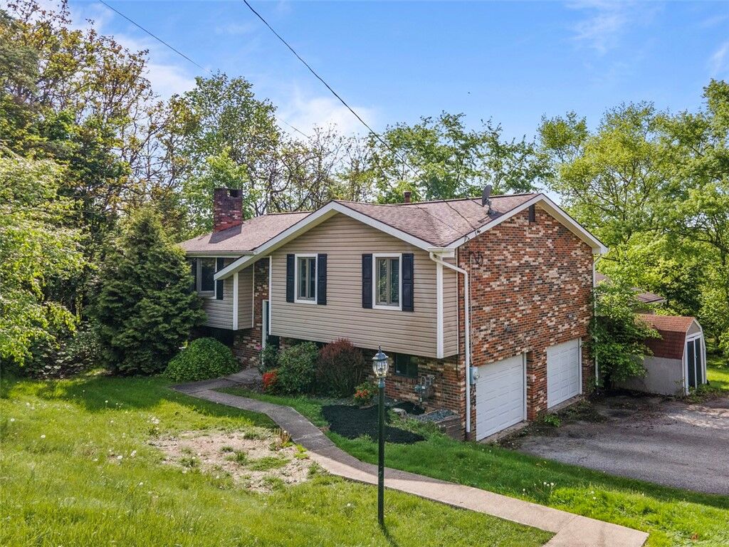 Property Photo:  2813 Glenny Lane Ext  PA 15122 