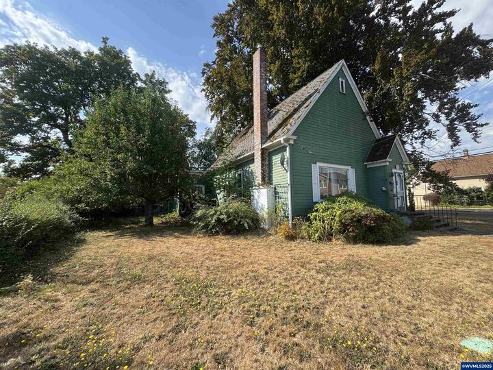 Property Photo: 389 C St OR 97351