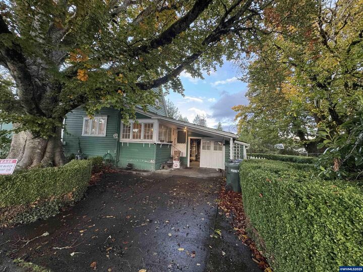 Property Photo:  389 C St  OR 97351 
