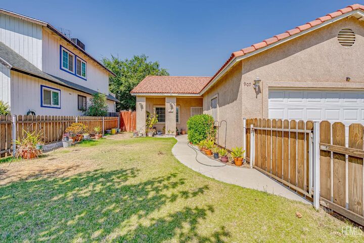 Property Photo:  907 Stanislaus Street  CA 93252 