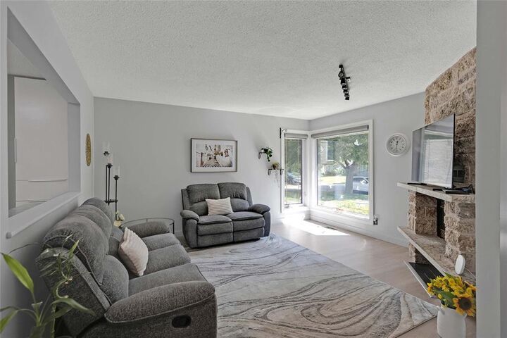 Property Photo:  47 Pately Crescent  MB R2N 2T9 