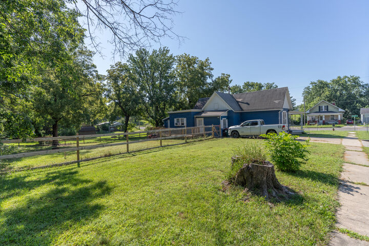 Property Photo: 401 E Rollins St MO 65270