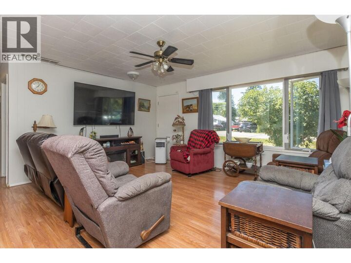 Photo de la propriété:  7050 54 Street Northeast  BC V0E 1K0 