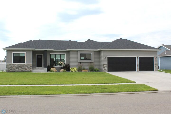 4229 Pine Parkway S  Fargo ND 58104 photo