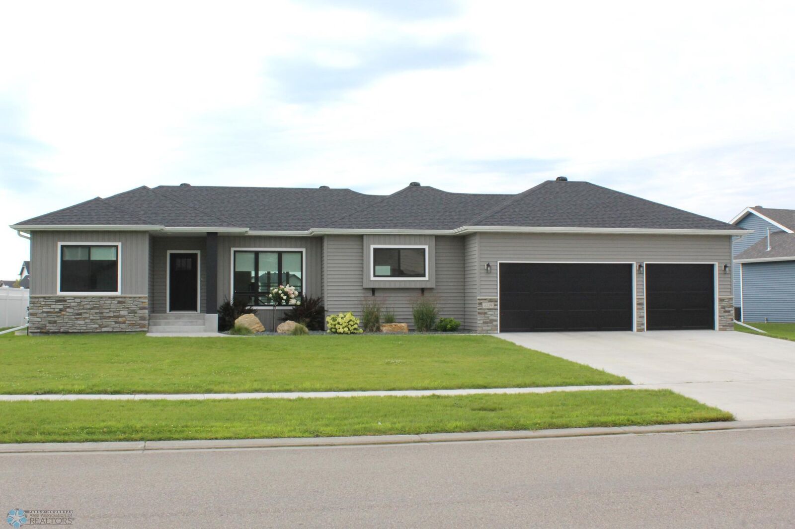 Property Photo:  4229 Pine Parkway S  ND 58104 