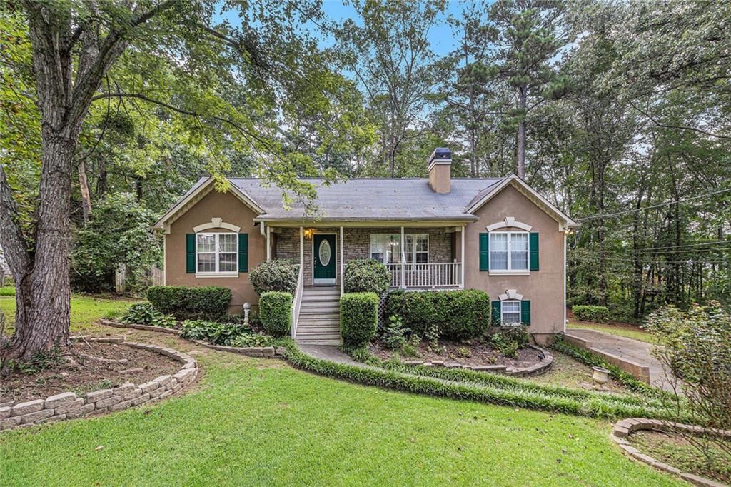 Property Photo: 114 Clay Court GA 30180