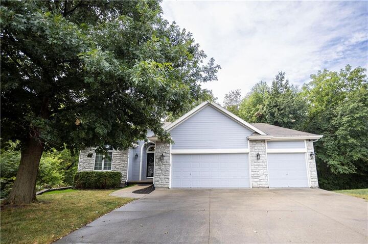 Property Photo:  10900 &Amp 10901 N Oxford Avenue  MO 64157 