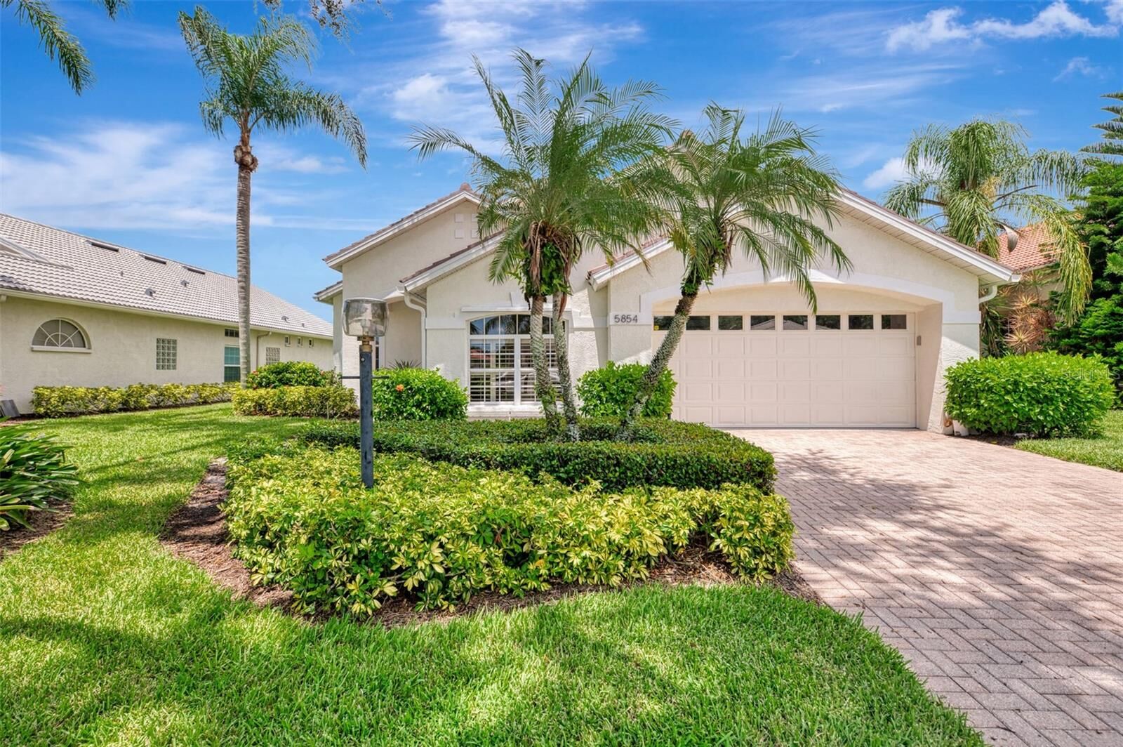 Property Photo:  5854 Fairwoods Circle  FL 34243 