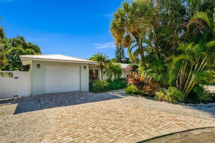 Property Photo:  207 Peacock Lane  FL 34217 