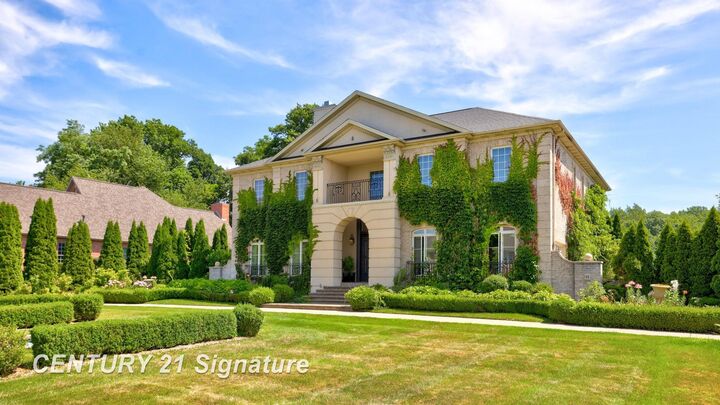 Property Photo: 12 Woodshire Drive MI 48623