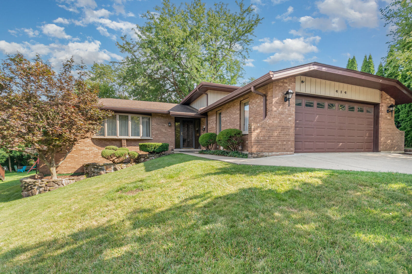 Property Photo:  414 Hillview Court  IL 60439 
