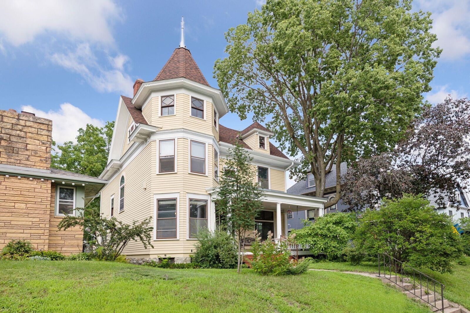 Property Photo:  961 Portland Avenue  MN 55104 