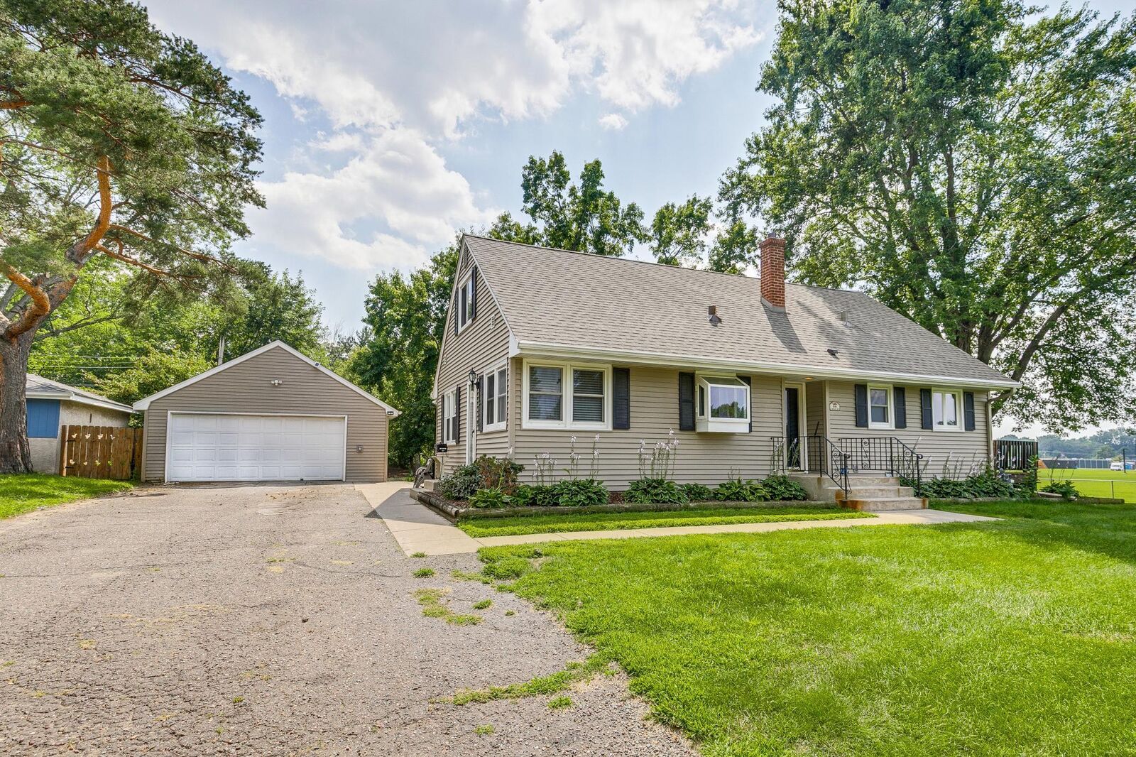 Property Photo:  1646 Burke Avenue E  MN 55109 