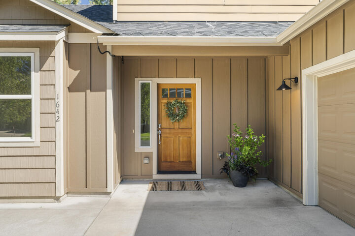 Property Photo:  1642 W Hill Avenue  OR 97759 