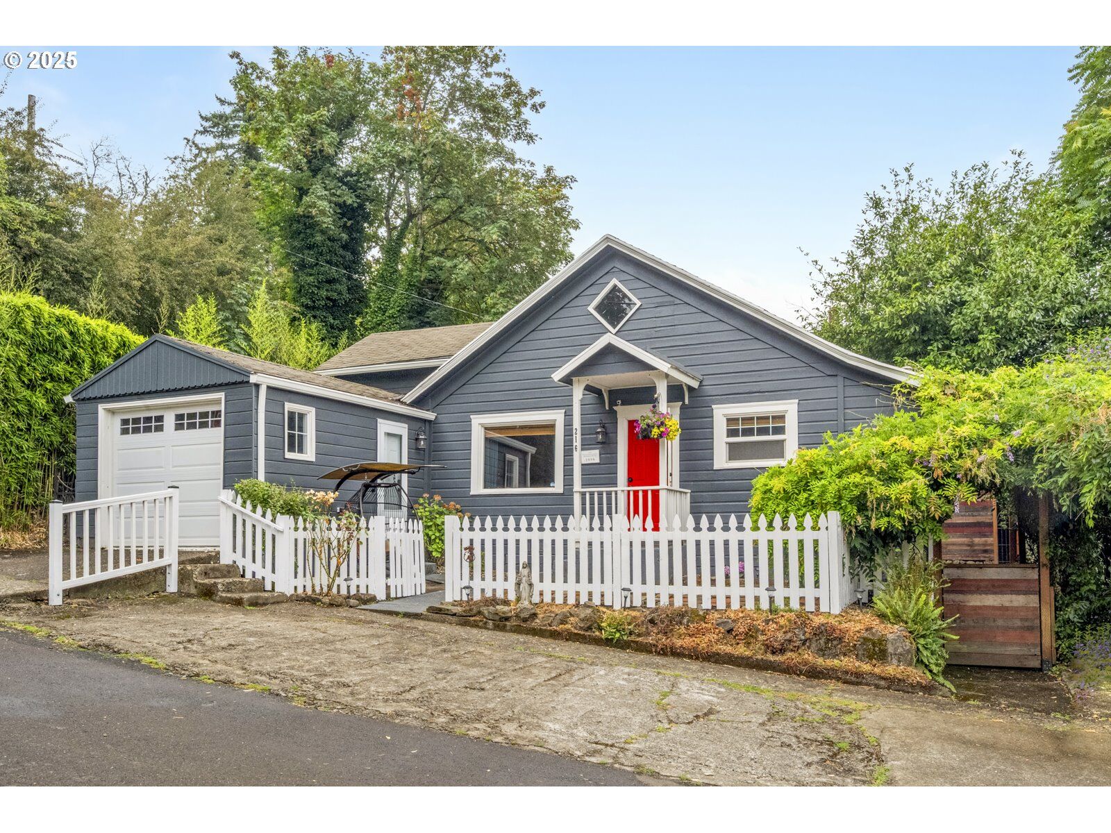 Property Photo: 216 Jerome St OR 97045