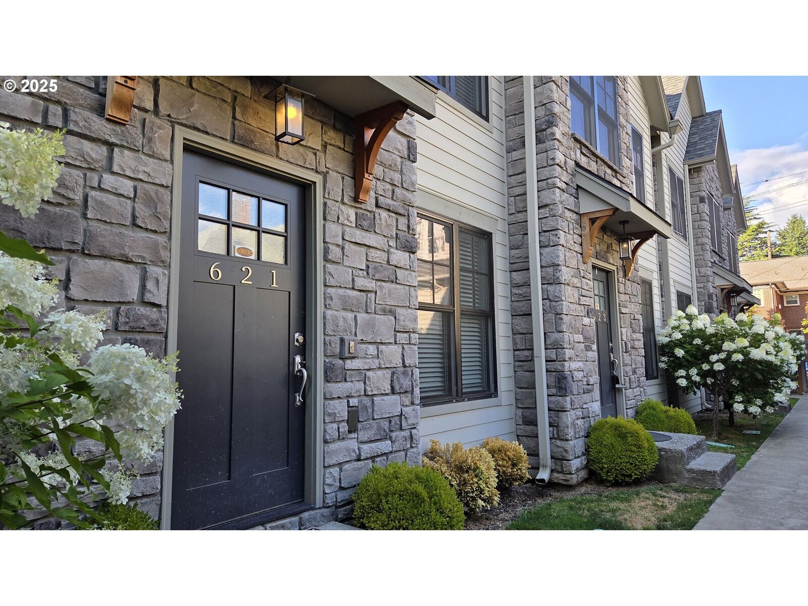 Property Photo:  621 NE Randall Ave  OR 97232 