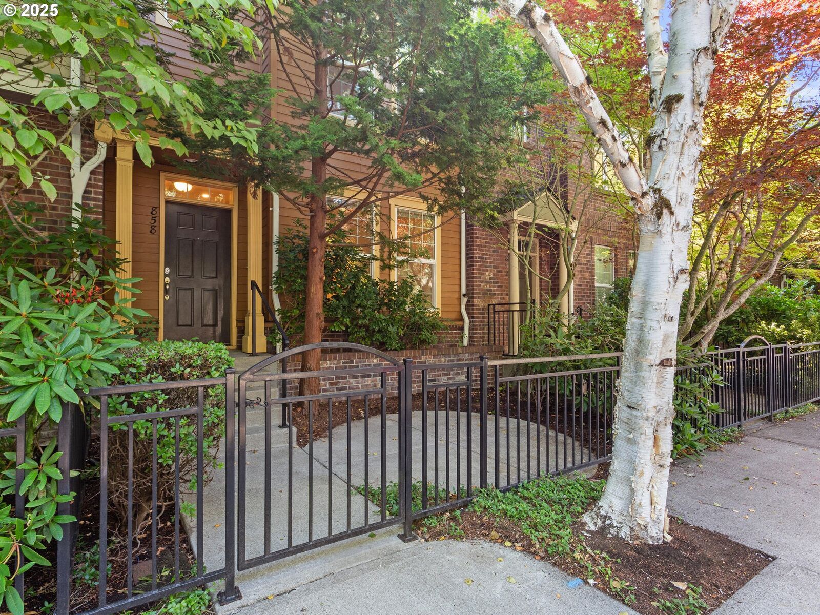 Property Photo: 858 NE Caden Ave OR 97124