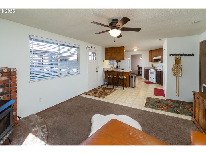 Property Photo: 20629 Whitewing Ct OR 97701