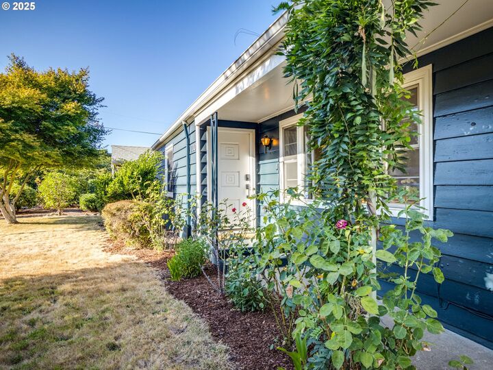 Property Photo:  1700 NE 134th Pl  OR 97230 
