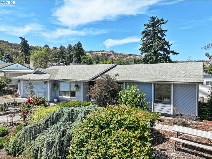 Property Photo: 1105 Blakely Way OR 97058