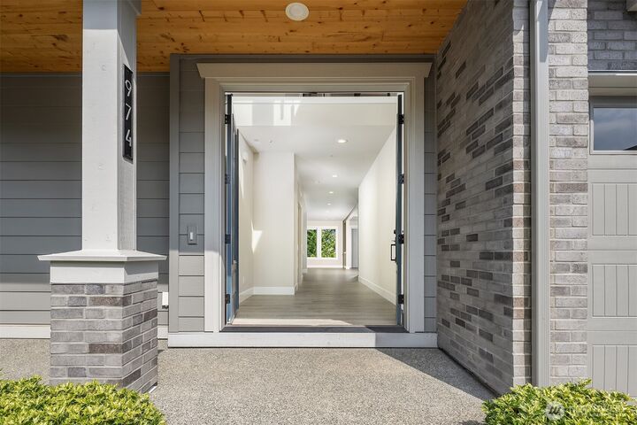 Property Photo:  974 NW Pickering Street  WA 98027 