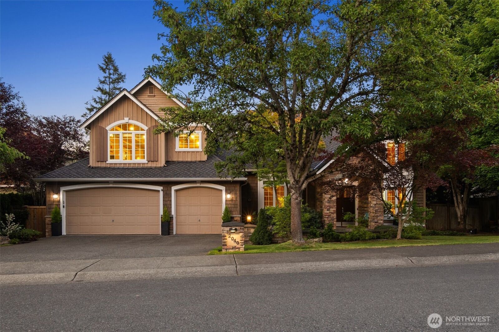 Property Photo:  2040  277th Avenue SE  WA 98075 