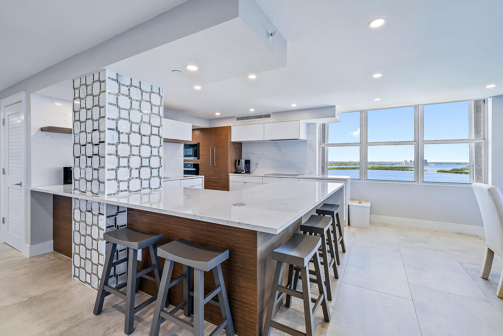 Property Photo:  5200 N Ocean Drive 2003  FL 33404 