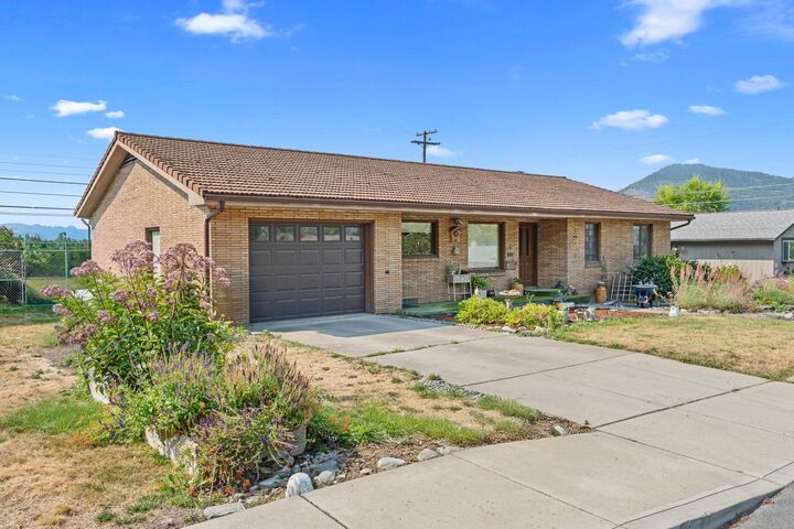Property Photo:  910 E Elep Ave  WA 99114 