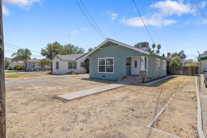 Property Photo:  1404 Kaweah Street  CA 93230 