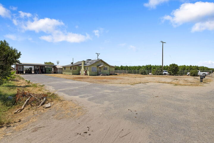Property Photo:  5891 Ave 308  CA 93291 