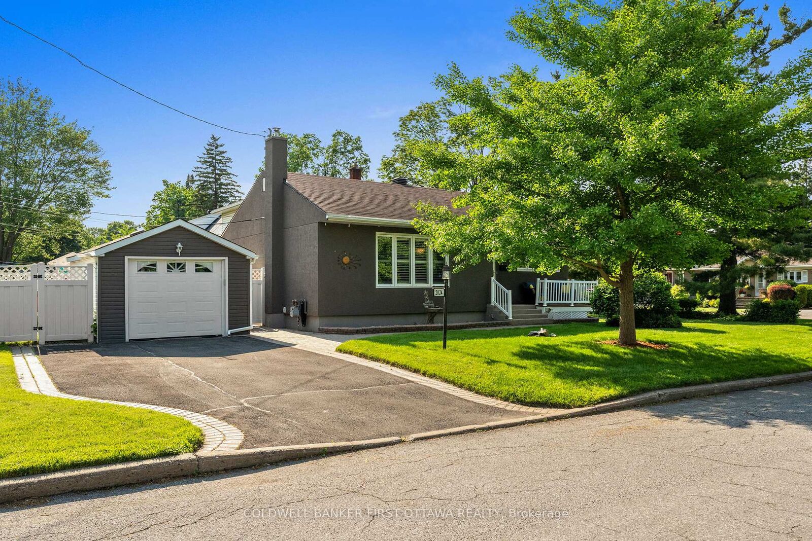 Photo de la propriété:  2024 Corry Street  ON K1G 2M5 