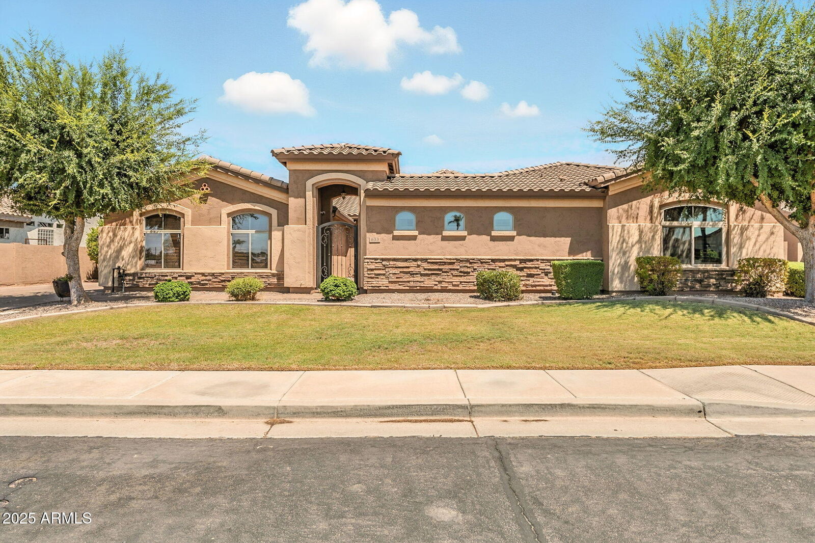 Property Photo:  633 S Parkcrest Street  AZ 85296 