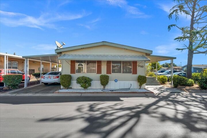 2706 W Ashlan Avenue 323  Fresno CA 93705 photo