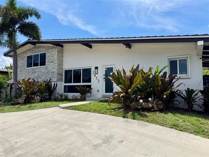 Property Photo: 2413 Sugarloaf Ln FL 33312