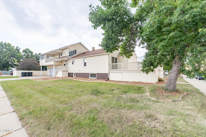 Property Photo:  1110 Main Street W  ND 58554 