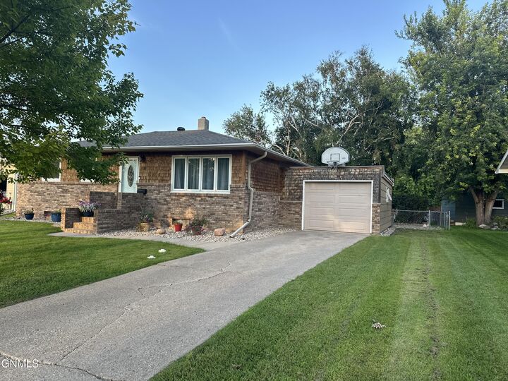 Property Photo:  1734 5th Avenue NE  ND 58401 