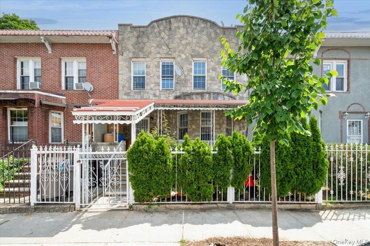 Property Photo: 2748 Holland Avenue NY 10467