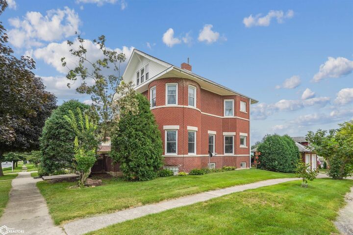 Property Photo: 404 Johnston Street IA 50635